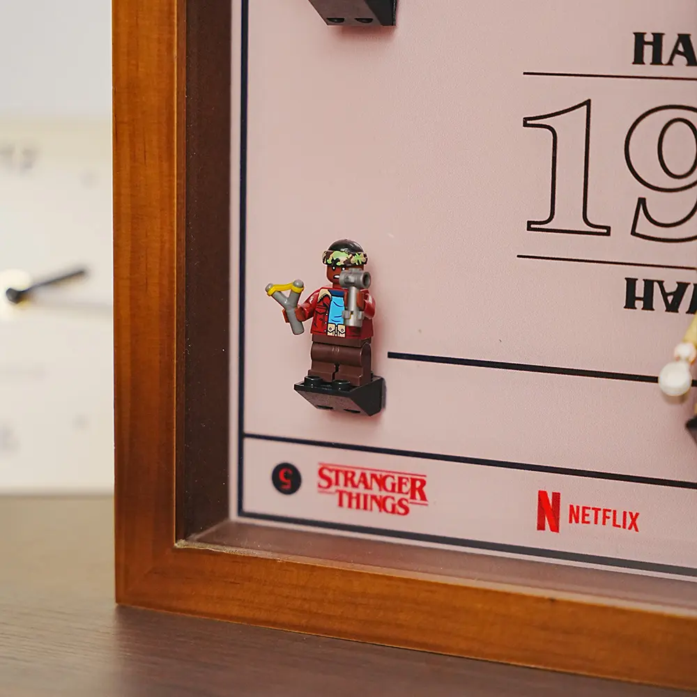 LEGO Display Case for The Upside Down Minifigures (75810) - Image 5